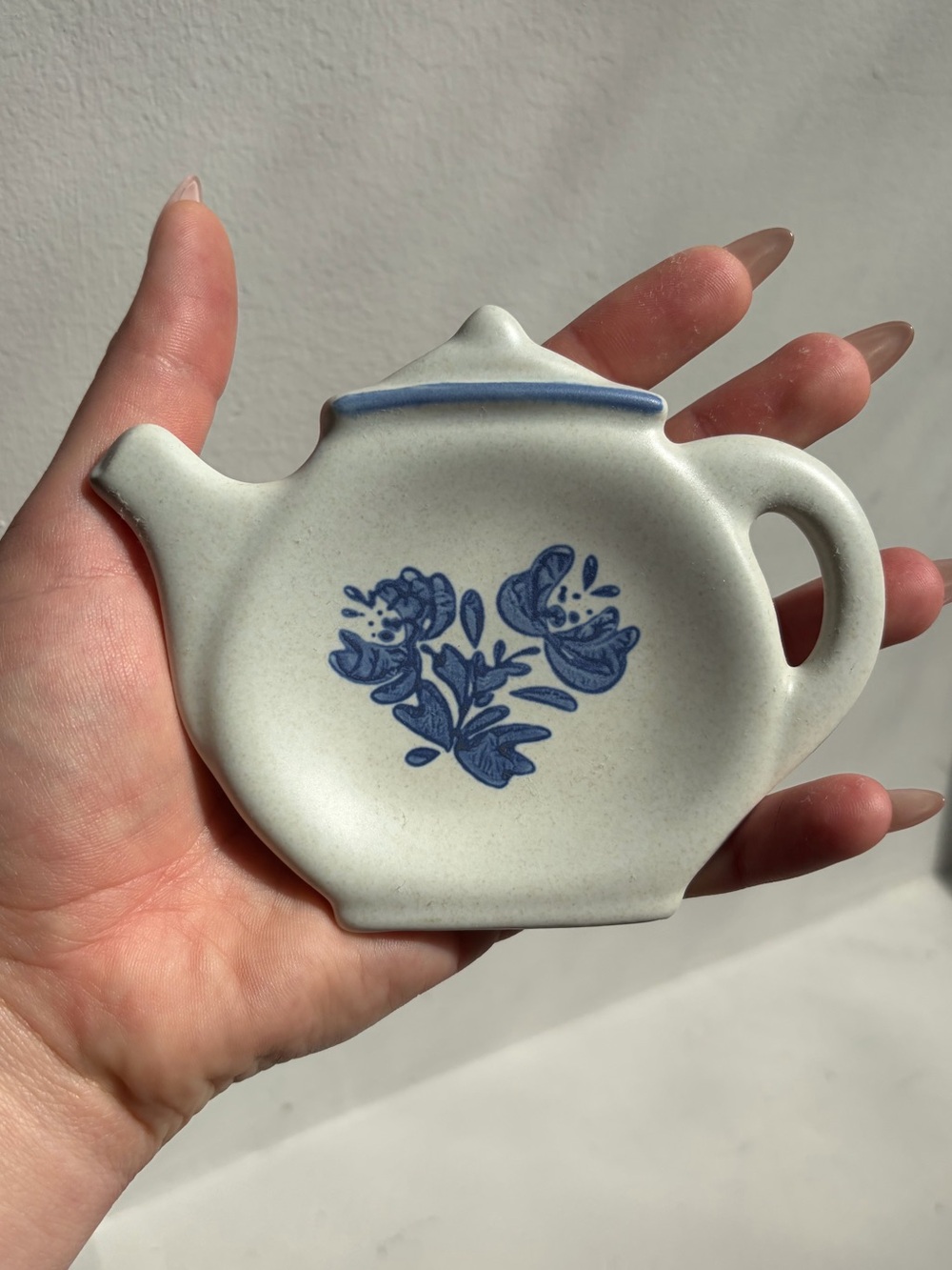 Antique Blue Floral Teapot-Shaped teabag holder Accent - White Ceramic